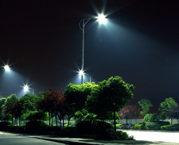 LED ielu apgaismojums gruntsgabalā ar augsnes gaismekļiem