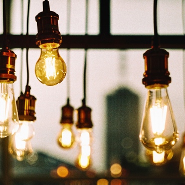 Daudzlīmeņu apgaismojums interjerā: gaismas dizains un risinājumi